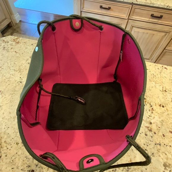 Social Threads Neoprene Tote Bag Camo EUC - Picture 5 of 5